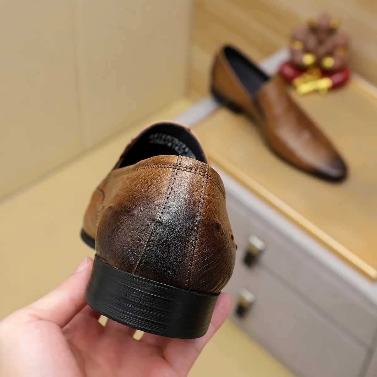 Men's shoes 💰540 💰 Louis Vuitton LV ® Autumn and Winter 🆕 models 🔛Full shoe counter First layer cowhide, 🐂leather lining casual shoes for men, super soft outsole, essential for driving. Counter synchronized original first layer cowhide completely 1:1 mold customization 🌹Top version, 2 colors optional! Number: 38-45 (37.46. Customized)
